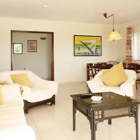 Сasa de vacaciones Stunning In With 3 Bedrooms, Wifi And Outdoor Swimming Pool Albufeira